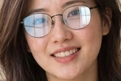 原图: 较明显的镜片反光