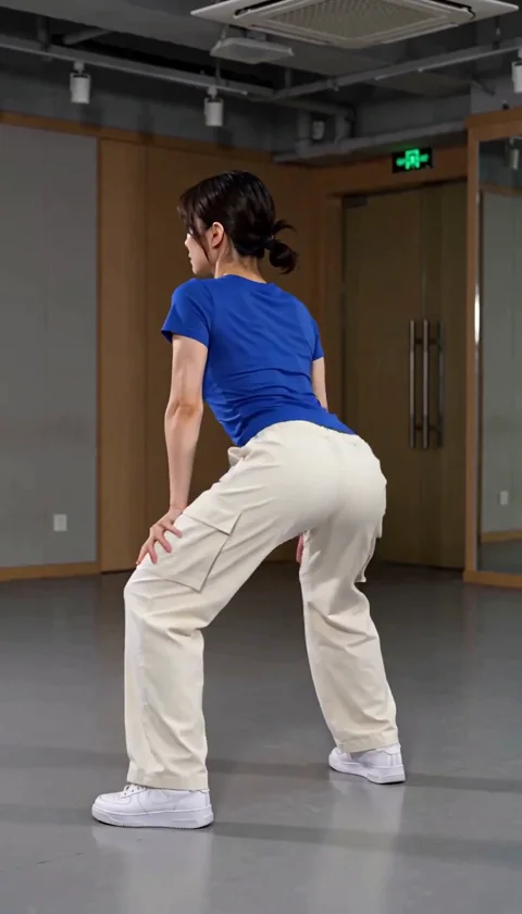 Verfolge die wiederholten Beckenimpulse und die Bewegung der Hose. Der Clip ist eine generierte Tanzinterpretation; prüfe Knie, Füße und Körperform während der ganzen Aufnahme. In diesem Ergebnis hat das Modell auch Frisur und Studio verändert. — Anfang