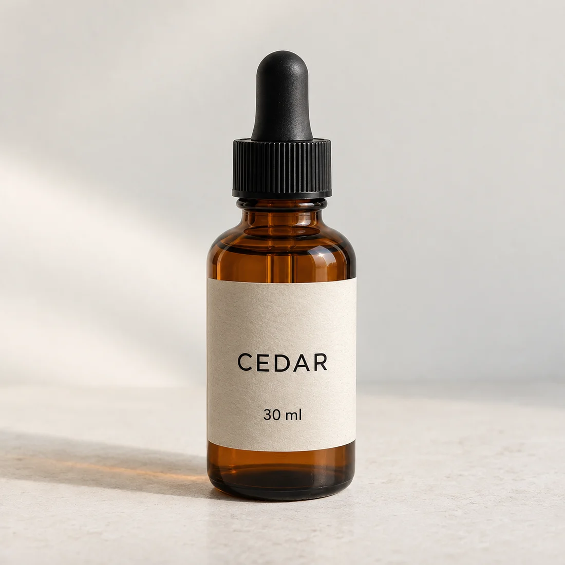 Fiktive Flasche aus bernsteinfarbenem Glas mit der Aufschrift CEDAR, 30 ml