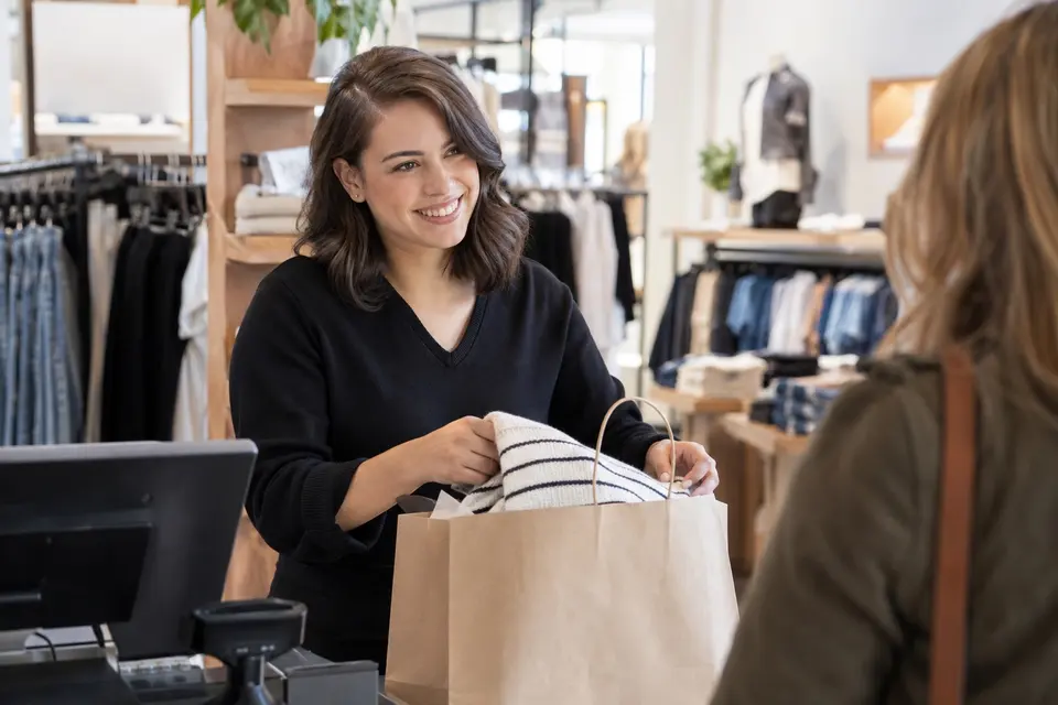Un peinado práctico mostrado en el entorno real de los turnos de cara al cliente